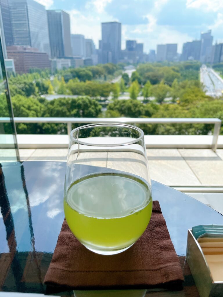 パレスホテル東京　ラウンジバー「プリヴェ」　冷煎茶