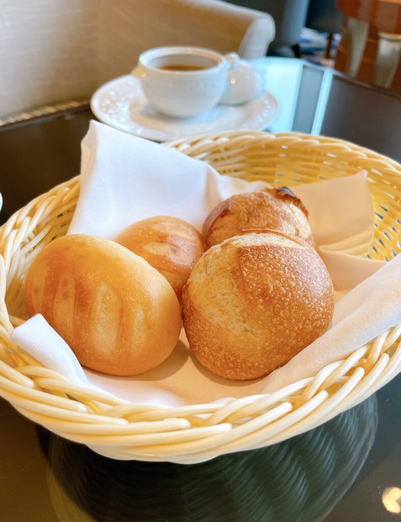 横浜ベイホテル東急「ソマーハウス」　デリランチ　プチパン２種類